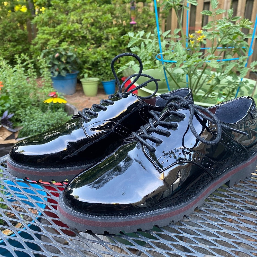 White Mountain black patent loafers size 8.5